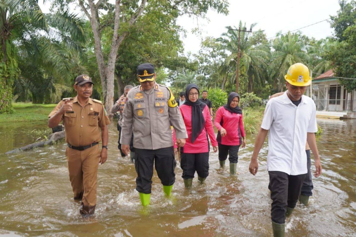 Kapolres Langkat tinjau banjir Tanjung Pura sekaligus beri bantuan