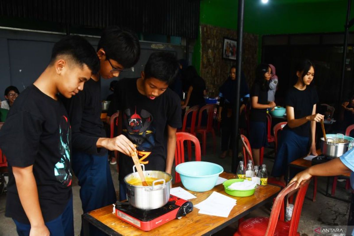 Pelajar SMP Tangsel belajar membuat jamu di Madiun