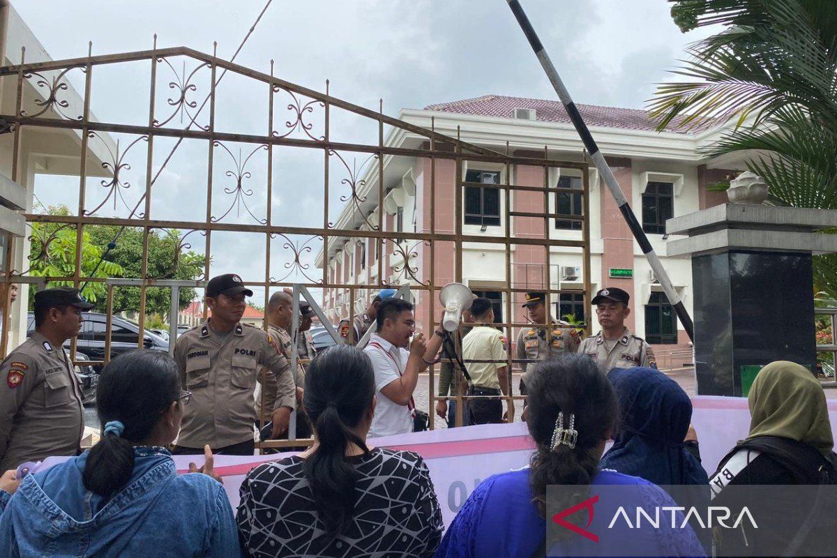 Mantan karyawan PT Macan Yaohan unjuk rasa di Pengadilan Tinggi Medan, ini tuntutannya