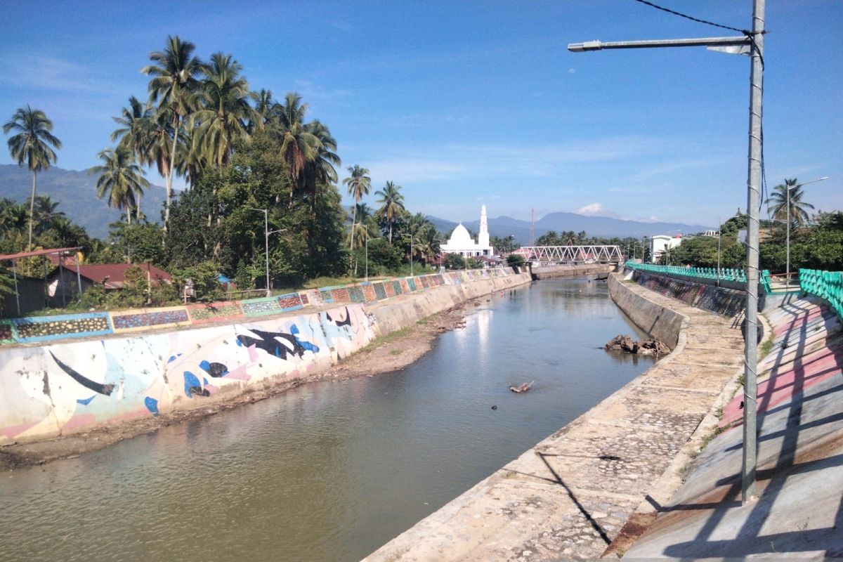 DLH Kota Solok bersihkan aliran Sungai Batang Lembang dari tumpukan sampah