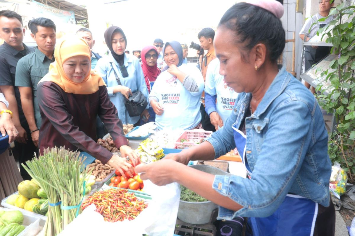 Khofifah ingatkan warga Pasar Babaan dan Kalianak tak lupa coblos nomor 2