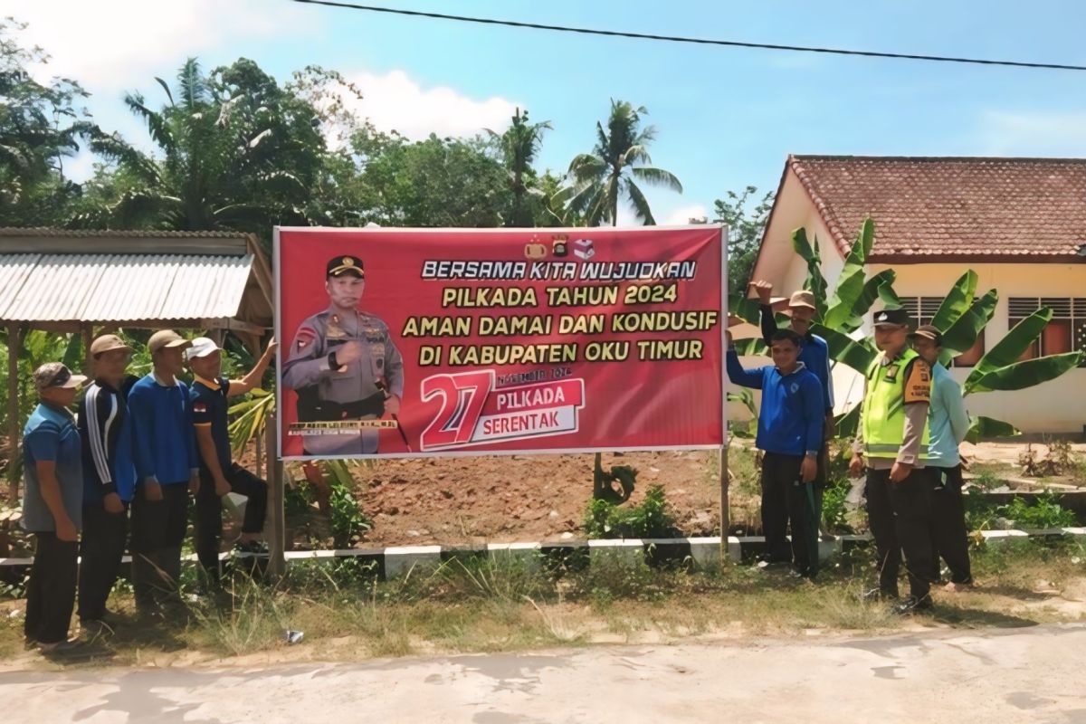 Polres OKU Timur pasang  spanduk pilkada damai ke desa-desa