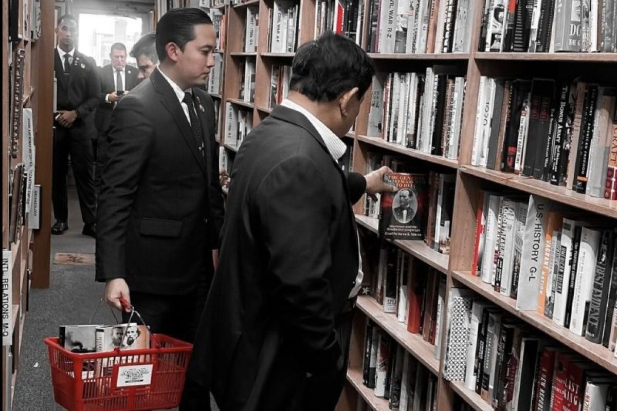 Presiden Prabowo mampir ke toko buku di sela kunjungan kerja di AS