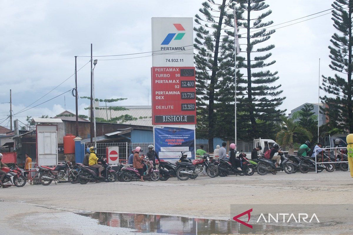 Sejumlah SPBU di Kendari masih antrian panjang isi BBM jenis Pertalite