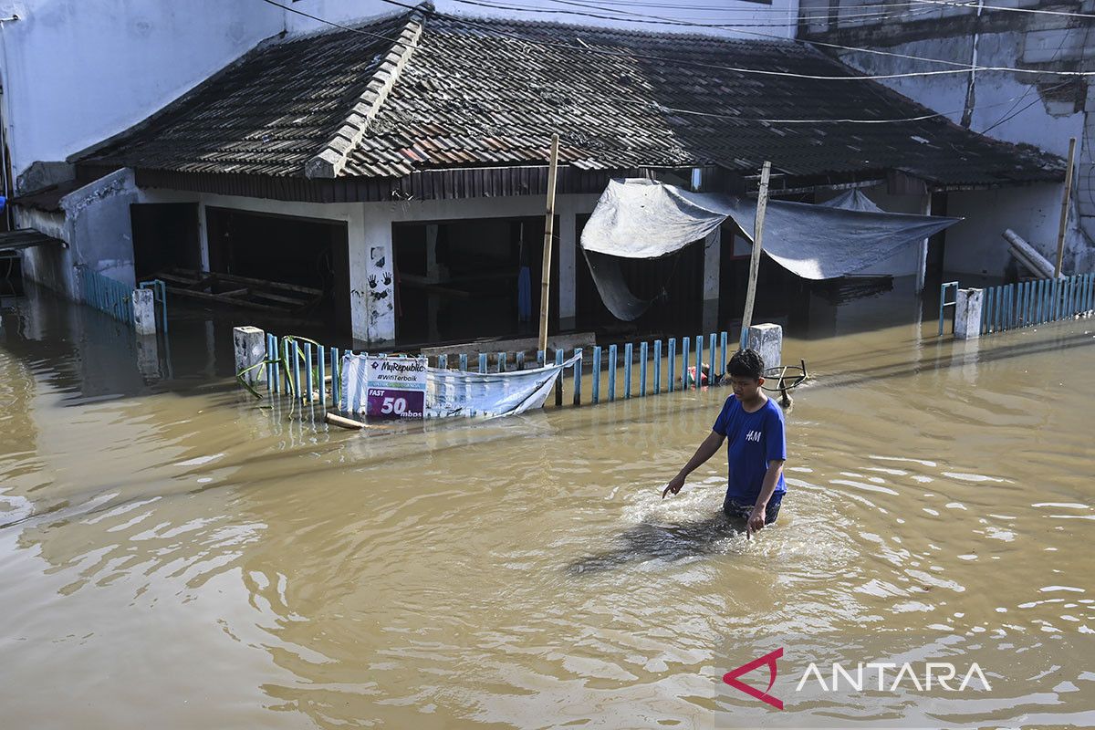 Banjir dampak tanggul jebol di Tangsel