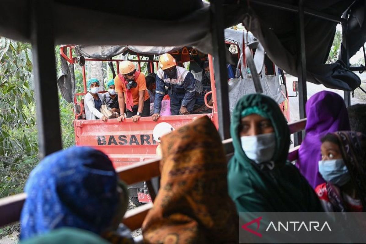 Tim SAR terus lakukan evakuasi warga terdampak erupsi Gunung Lewotobi