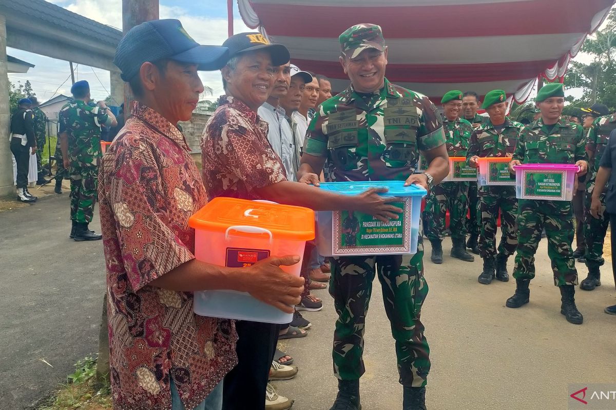 Pangdam XII/Tpr bagikan sembako bagi warga Singkawang