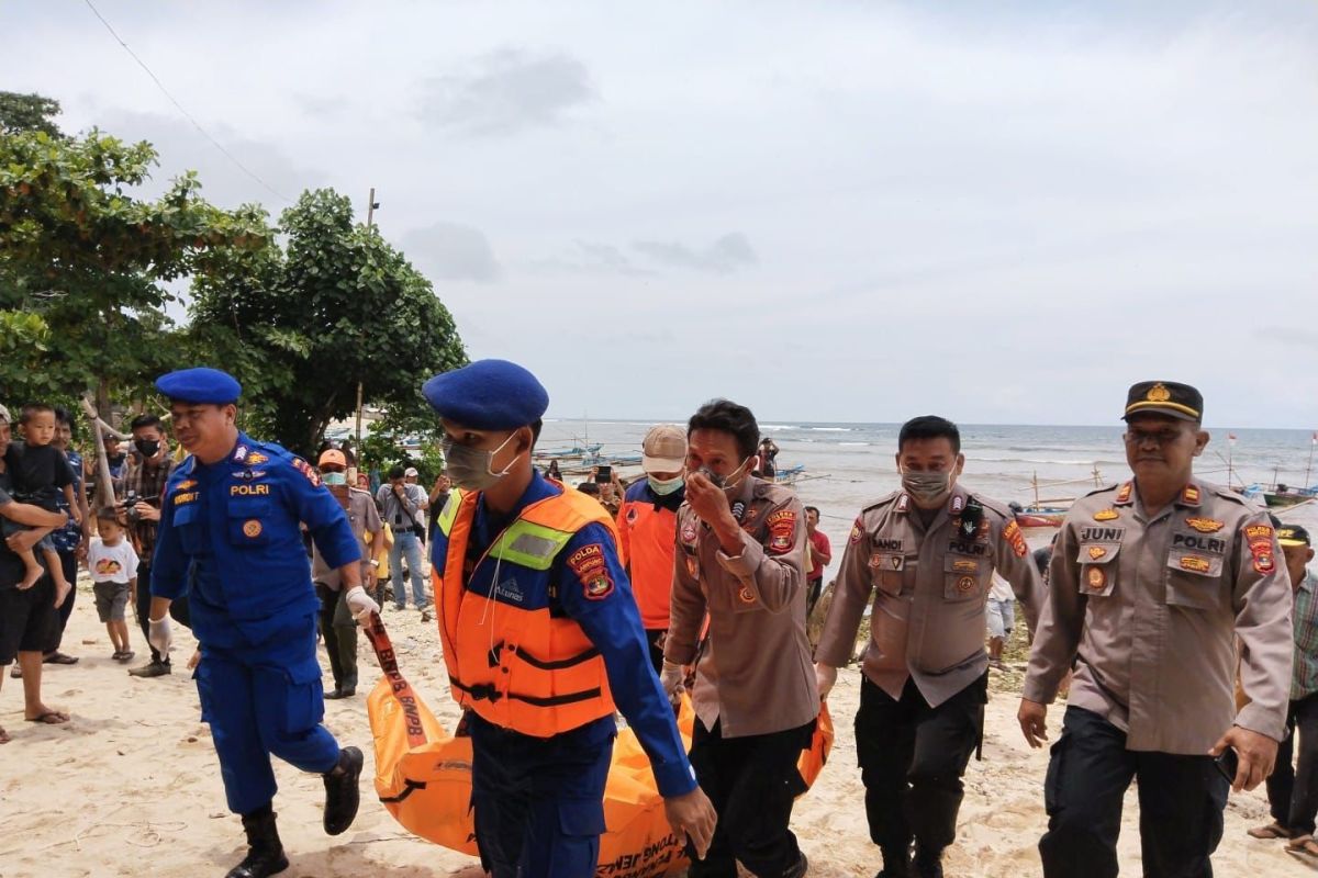 Petugas gabungan evakuasi mayat terapung di laut Pesisir Barat