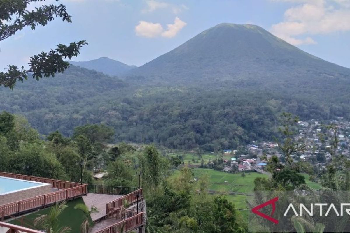 Radius bahaya Gunung Lokon menjadi tiga kilometer