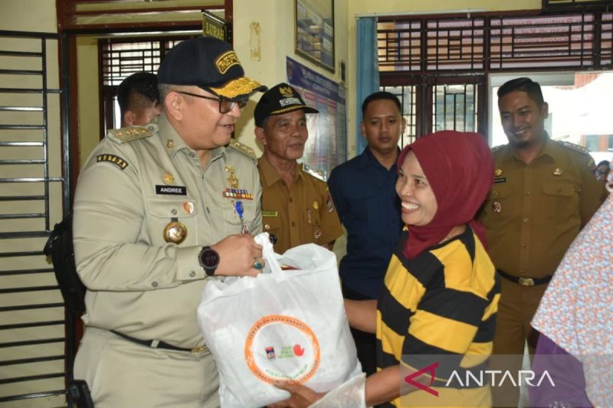 Pj Wako Padang Salurkan Bantuan Beras Warga Balai Gadang