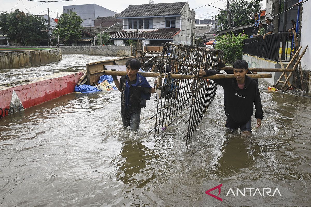 Perbaikan tanggul sementara di Taman Mangu Indah Tangsel