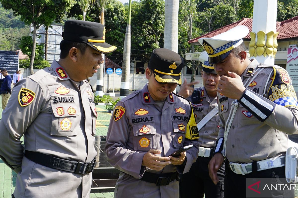 Kapolres Sukabumi periksa handphone ratusan personel