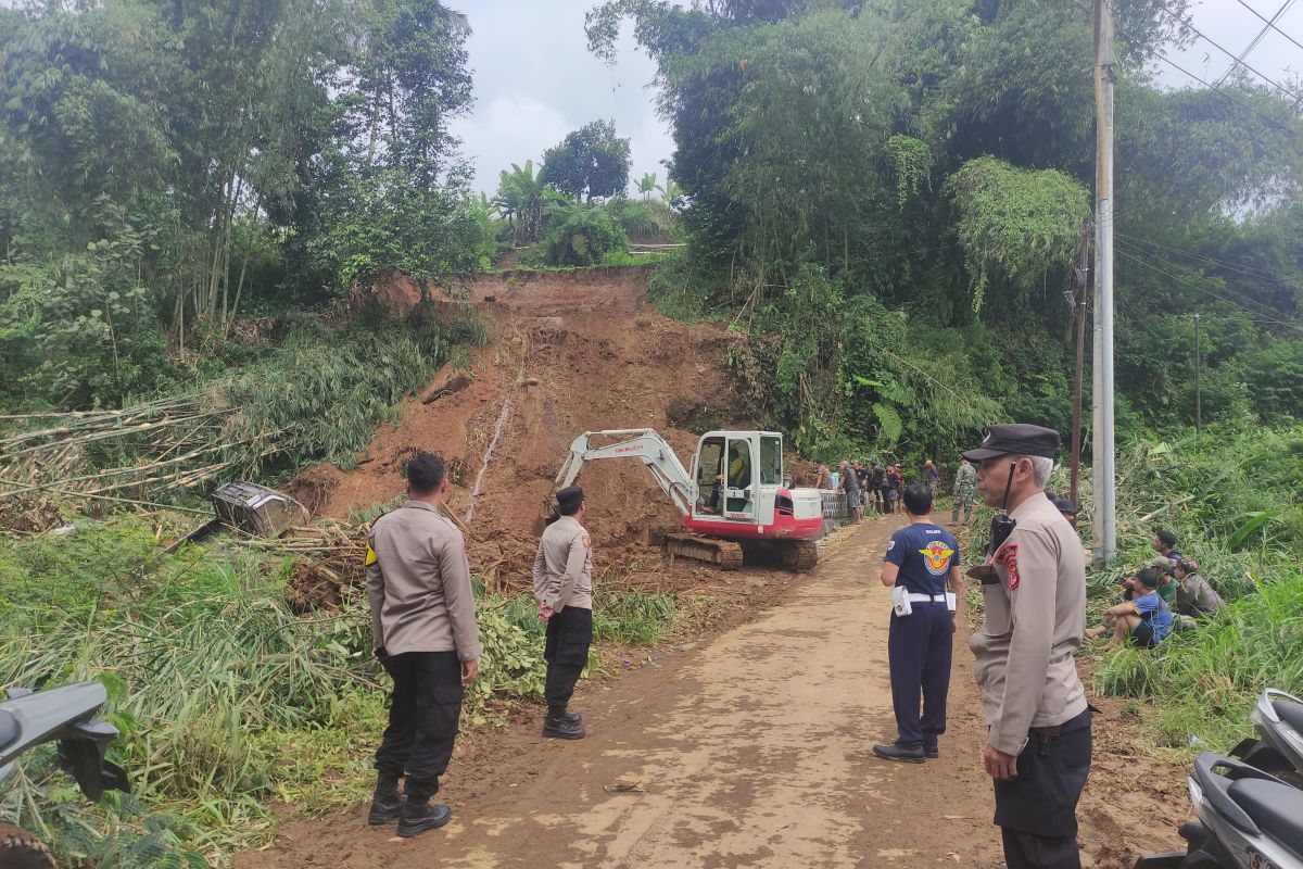 Petugas gabungan evakuasi tanah longsor tutup jalan penghubung antar-desa di Sukabumi