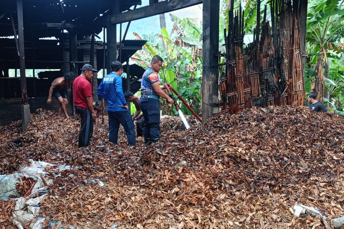 Damkar Trenggalek padamkan kebakaran gudang penyulingan cengkeh