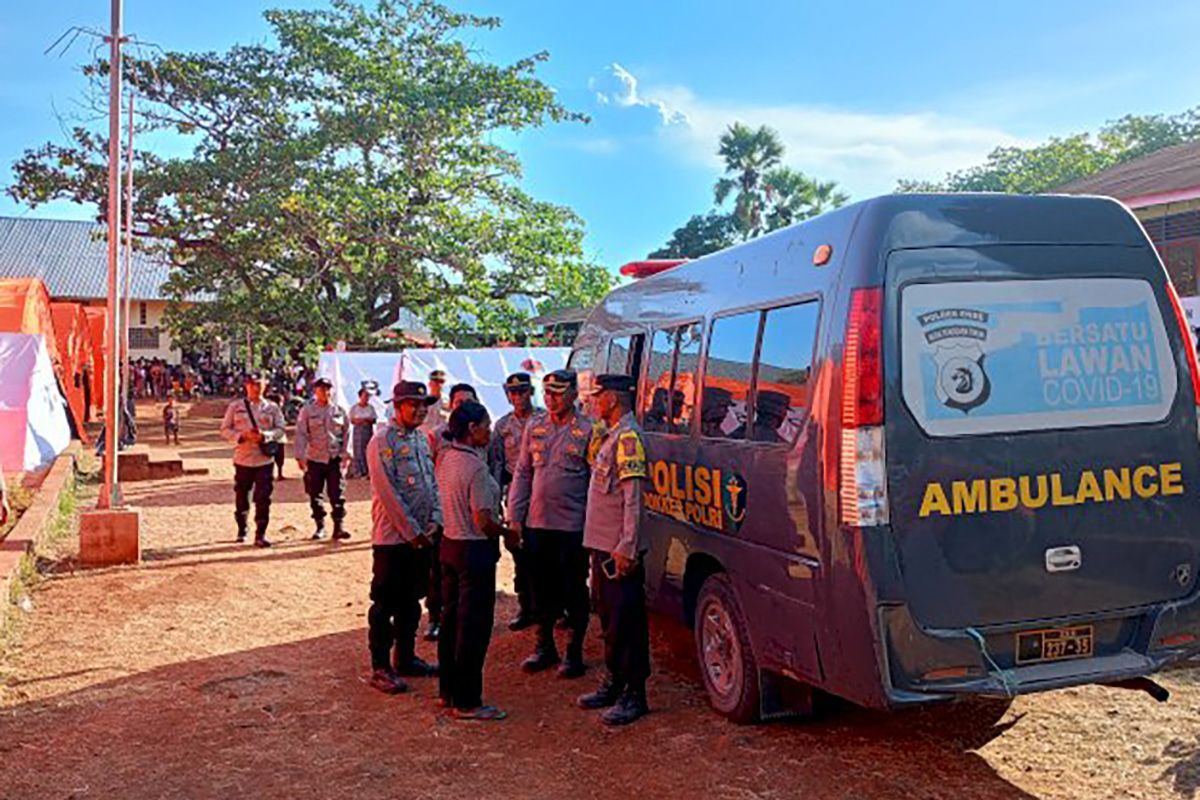 Polda NTT beri layanan kesehatan untuk korban erupsi Lewotobi