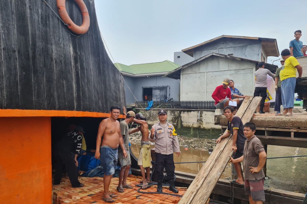 Polsek Kawasan Pelabuhan Pekanbaru beri pembinaan buruh dan ABK jelang pilkada