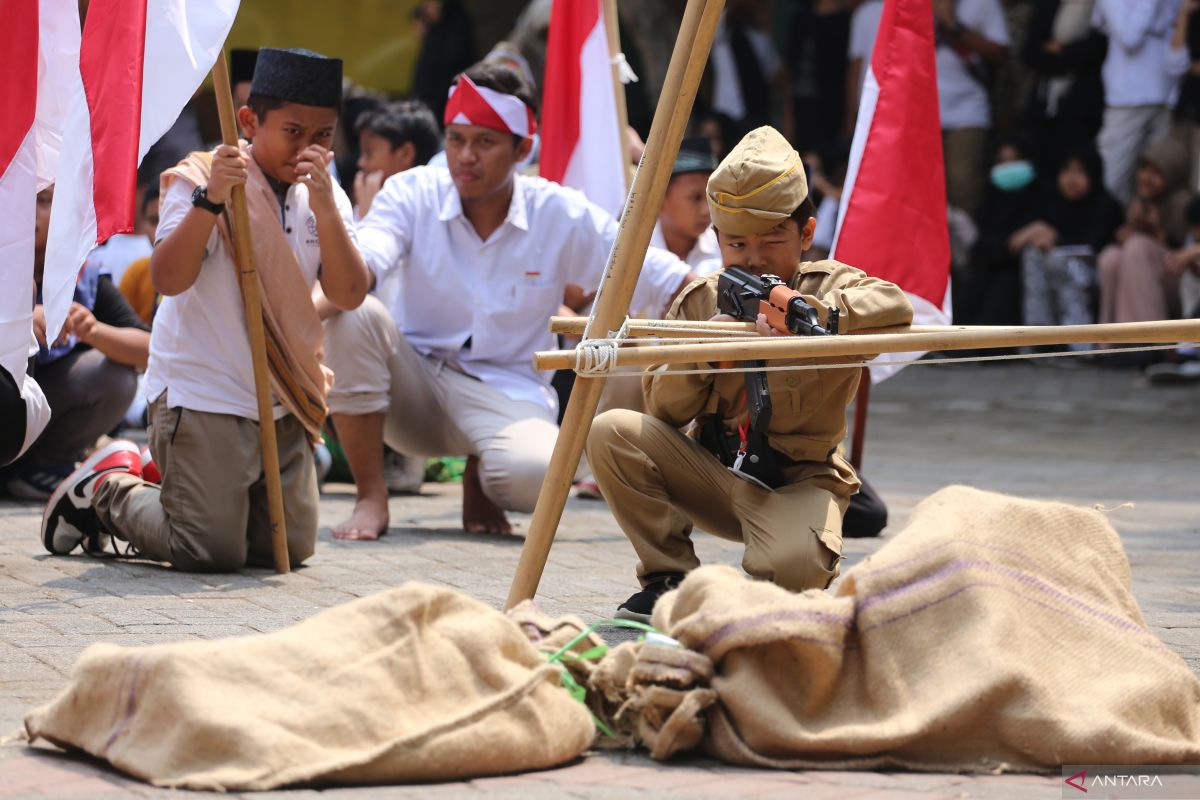 Teatrikal perobekan bendera oleh siswa SD di Surabaya