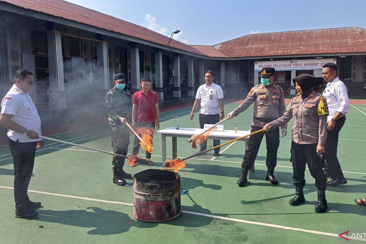 Rutan Tanjungpinang musnahkan barang hasil razia kamar hunian warga binaan