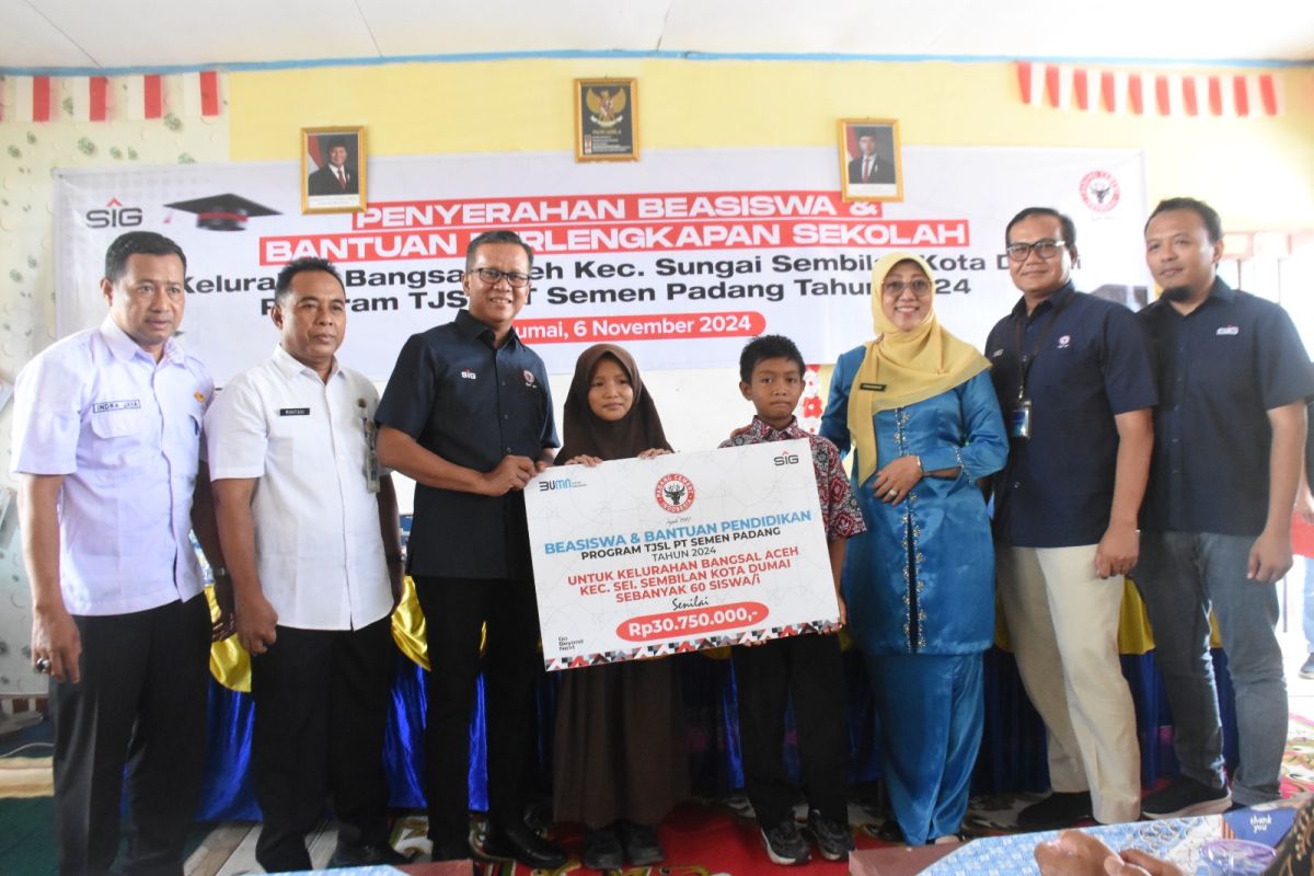 PT Semen Padang salurkan bantuan beasiswa dan perlengkapan sekolah untuk pelajar di Kota Dumai