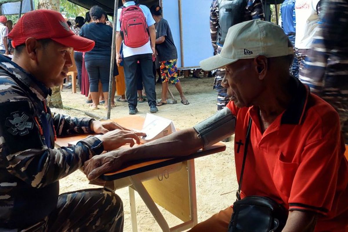 TNI AL lakukan pemeriksaan kesehatan gratis warga Suprau Sorong