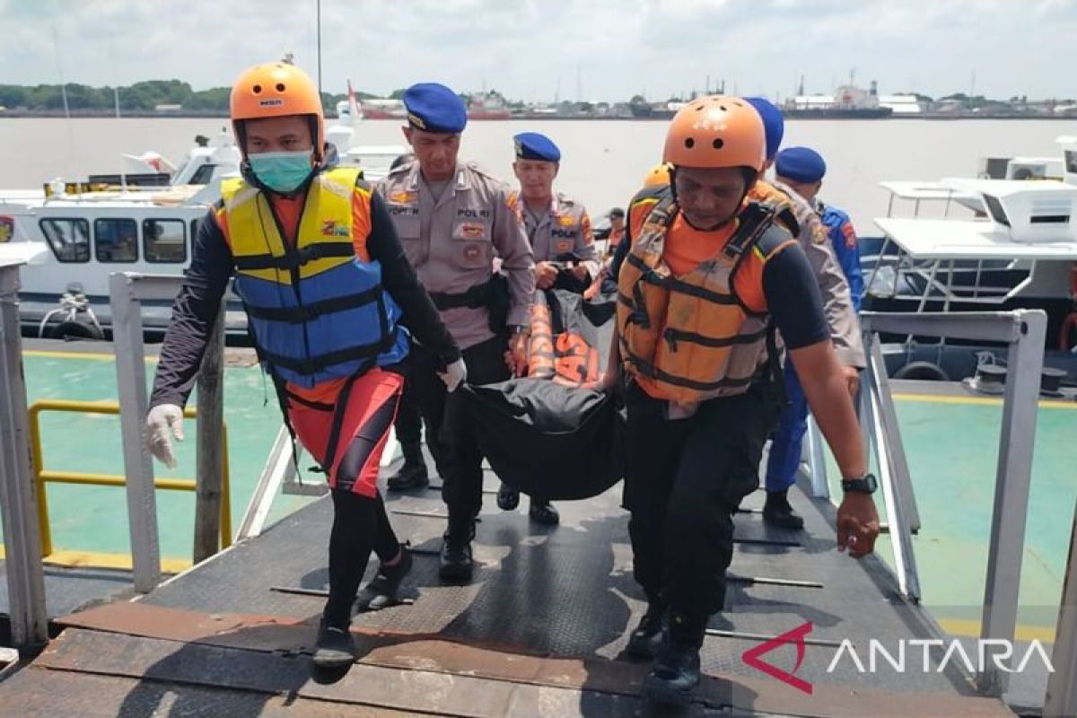 Tim SAR Palembang menangani tabrakan kapal di Sungai Musi