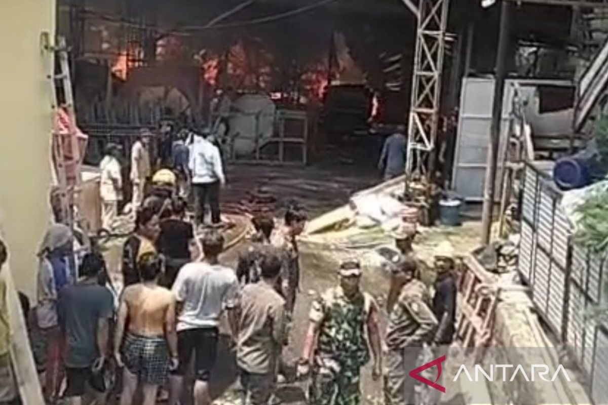 Damkar Bogor: Satu meninggal pada kebakaran gudang alat dekorasi