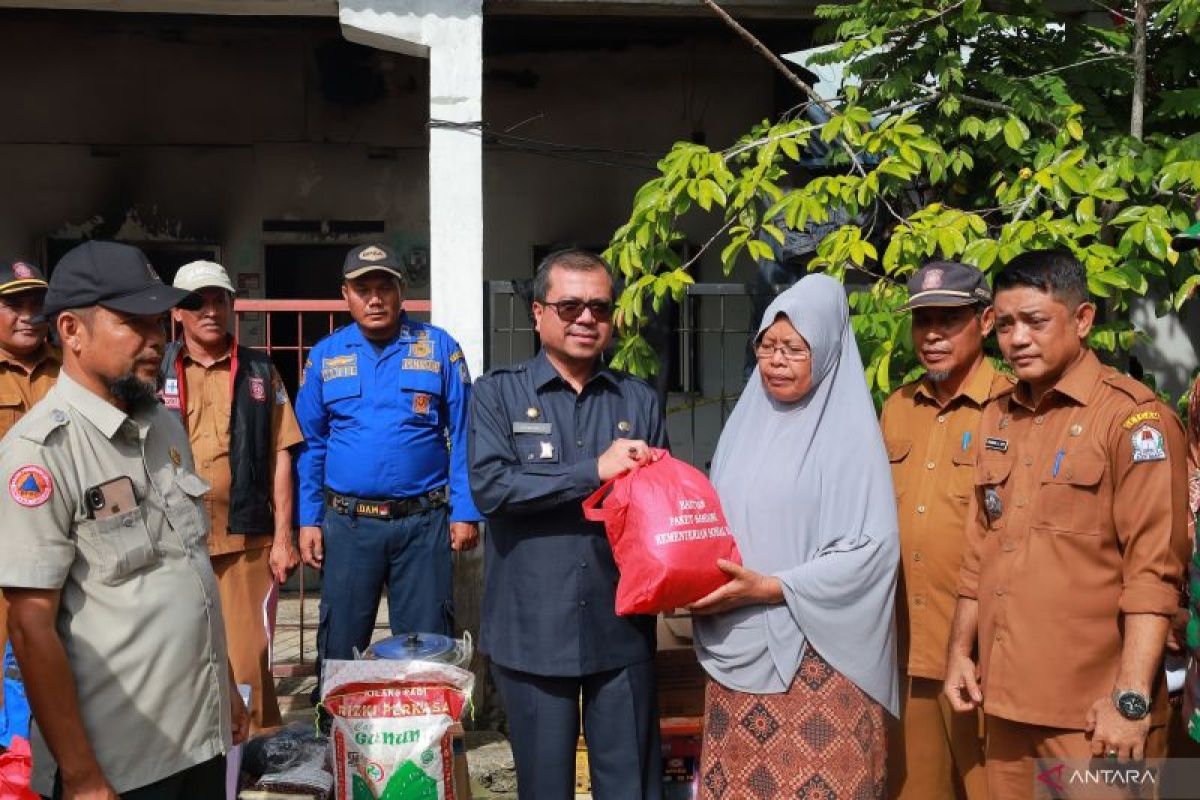 Pemkab Aceh Barat serahkan bantuan untuk korban kebakaran