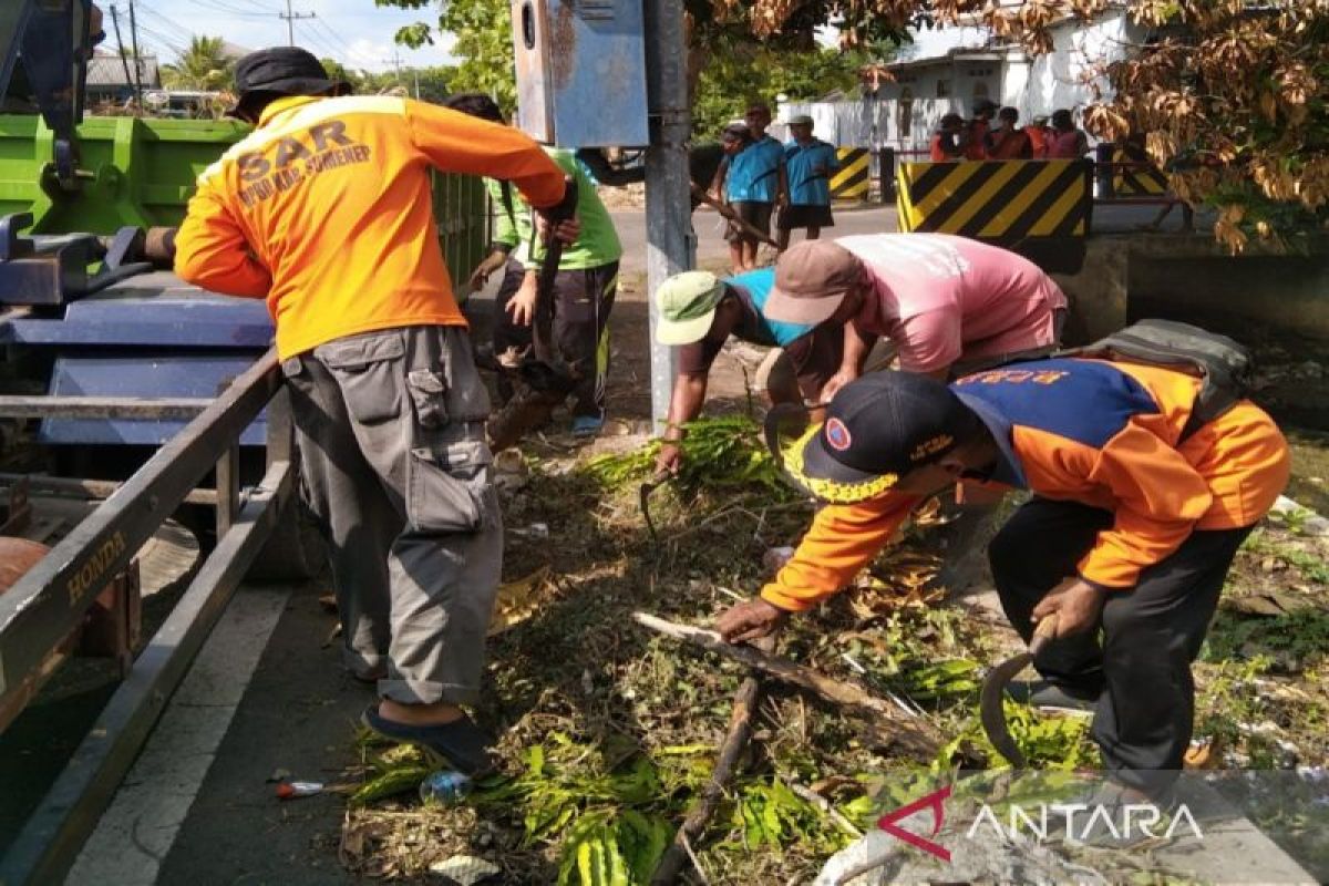 BPBD Sumenep antisipasi bencana dengan bersih-bersih saluran air