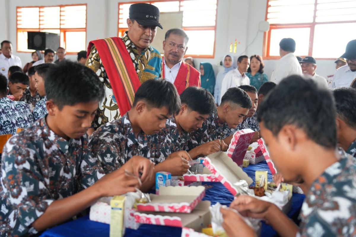 Gubernur Sulbar uji coba program makan gratis di Mamasa