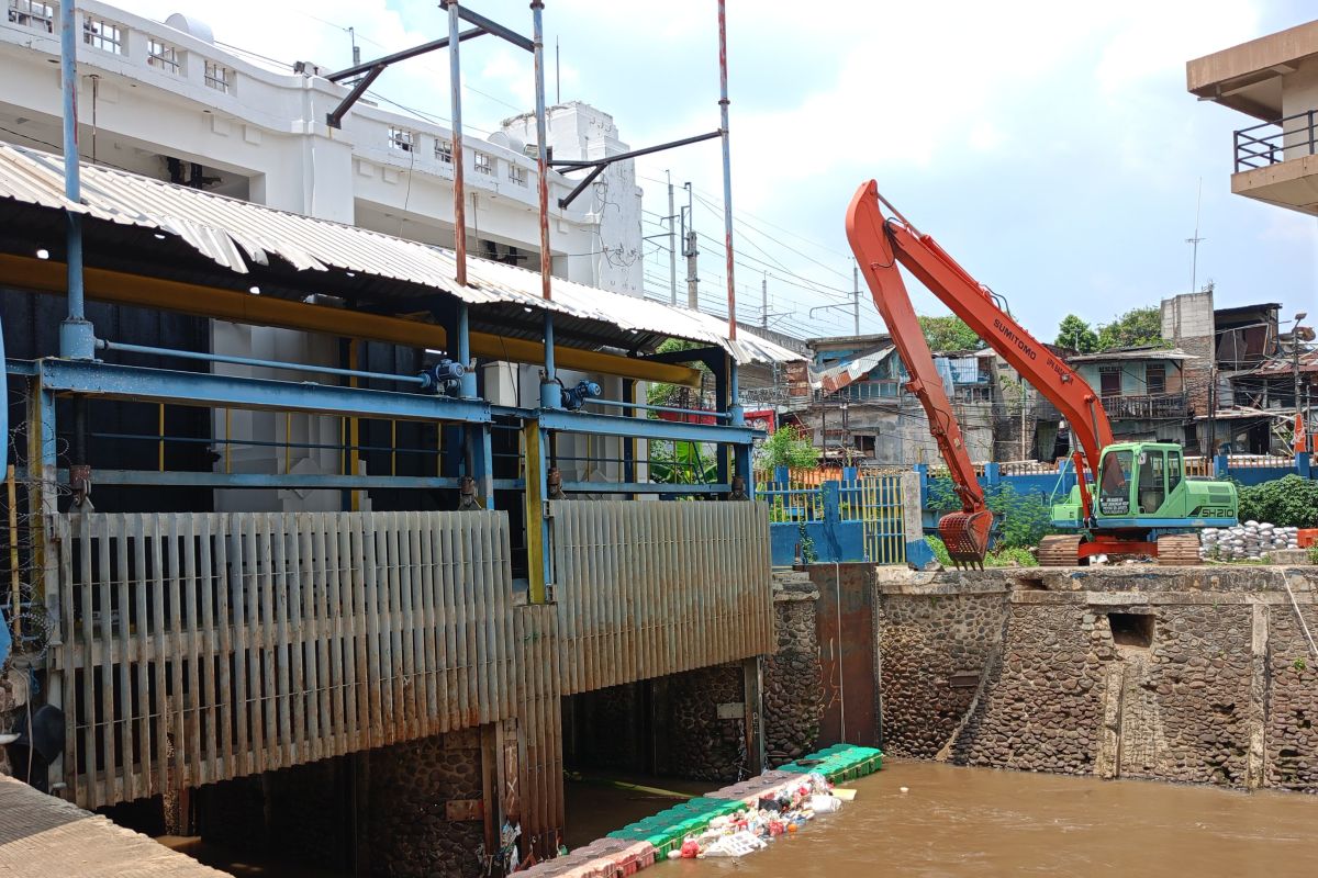 Petugas rutin angkut sampah di Pintu Air Manggarai untuk cegah banjir