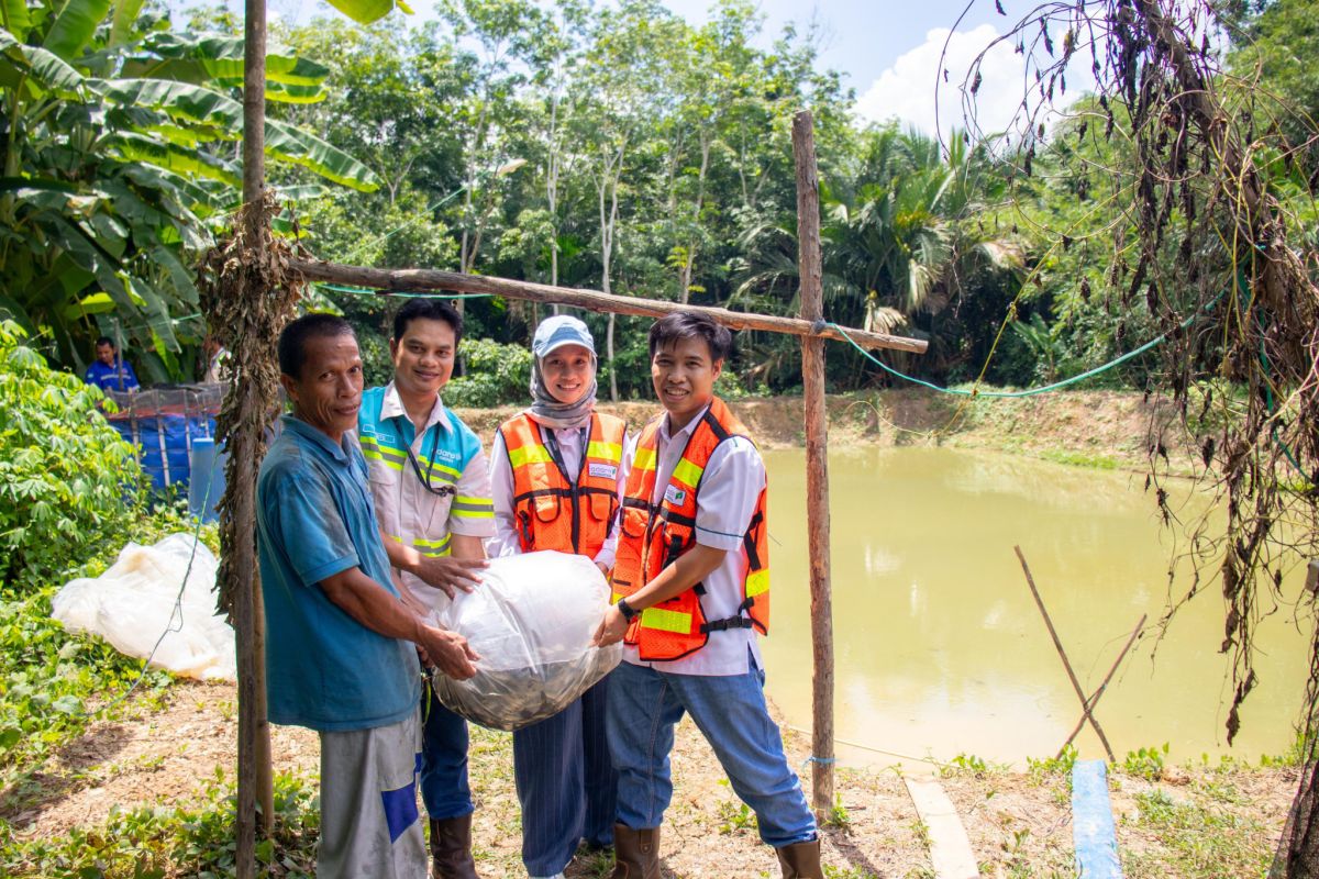 Bangkiling Raya villagers receive 7,000 tilapia fish seeds from Adaro