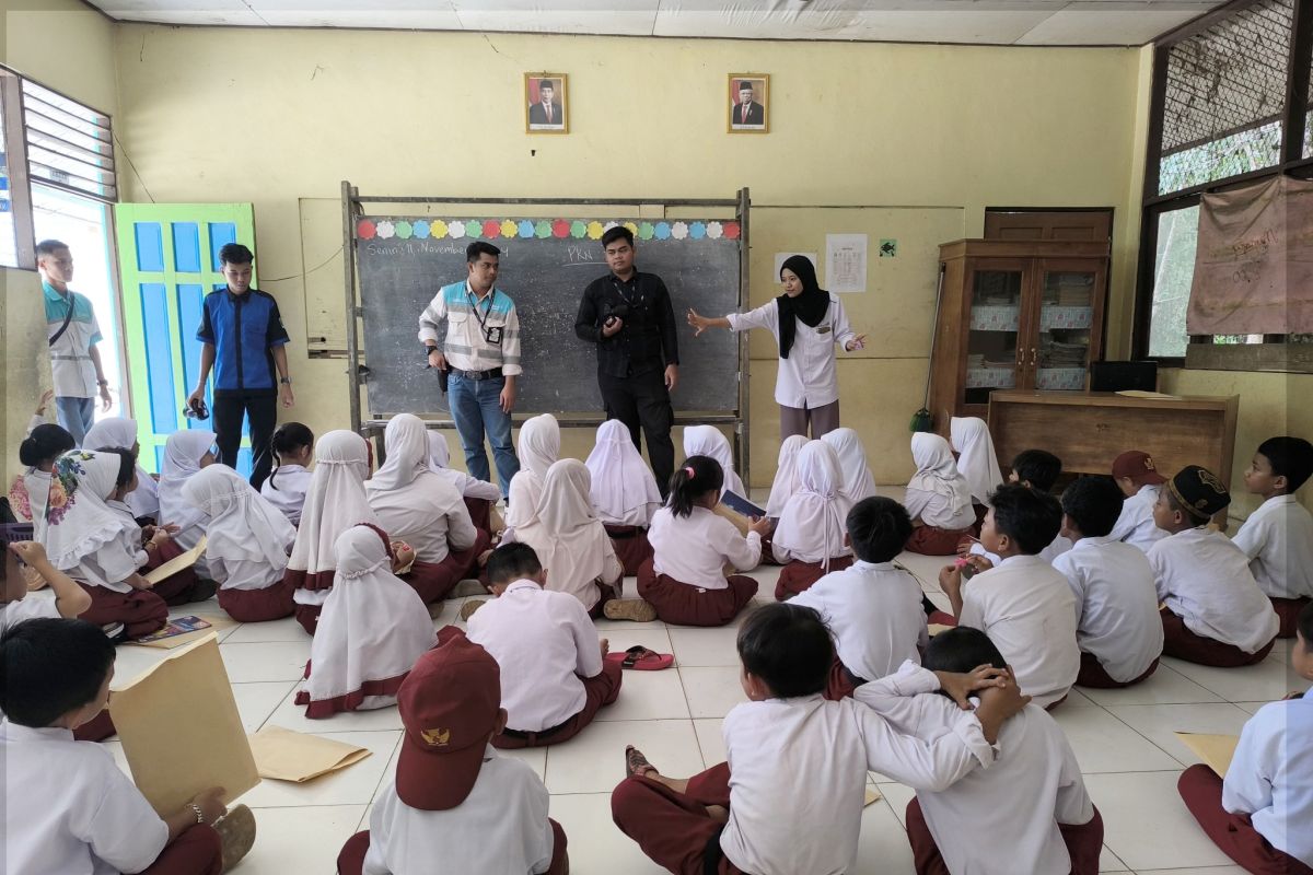 SD Negeri 1 Tawahan Balangan terima bantuan program literasi dari PT SIS