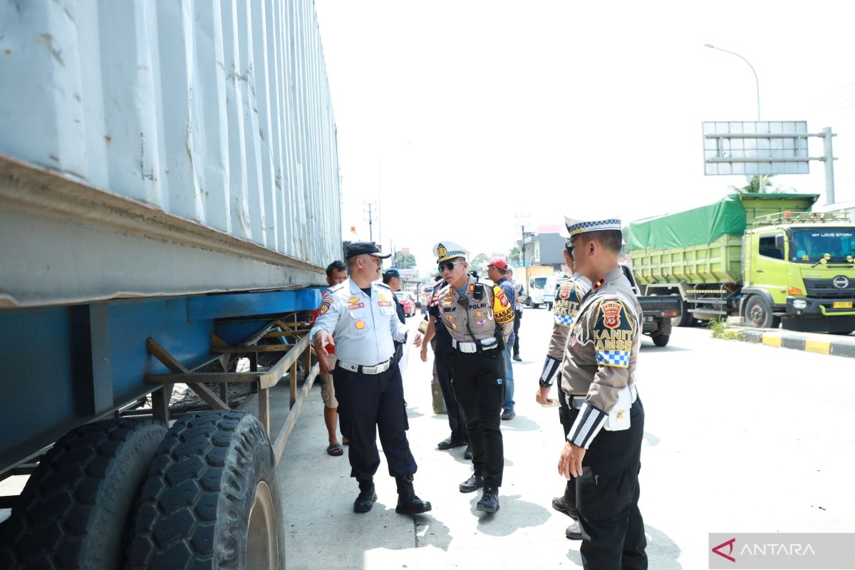 Satlantas Polres Sukabumi tilang belasan truk saat operasi ramp check