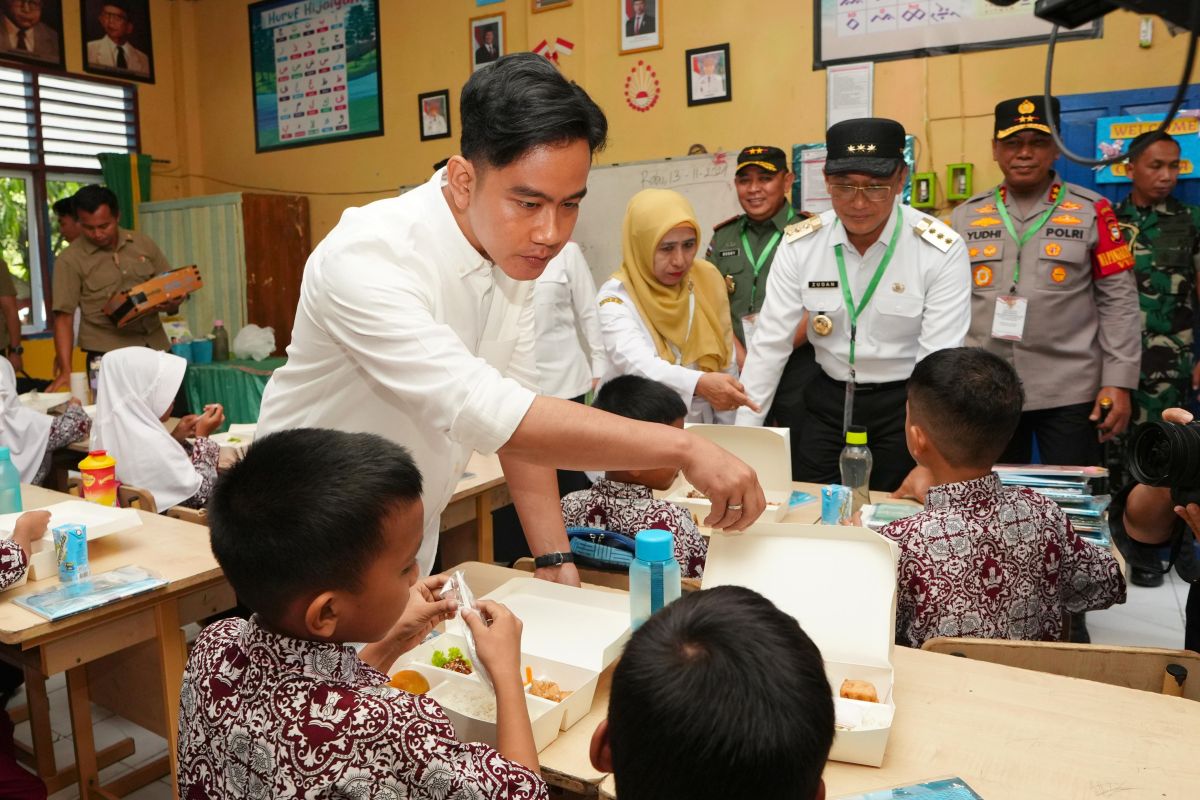 VP reviews free meal program trial in S Sulawesi's Maros