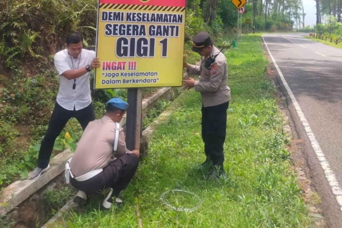 Polisi pasang rambu peringatan di jalur tanjakan ekstrem Trenggalek