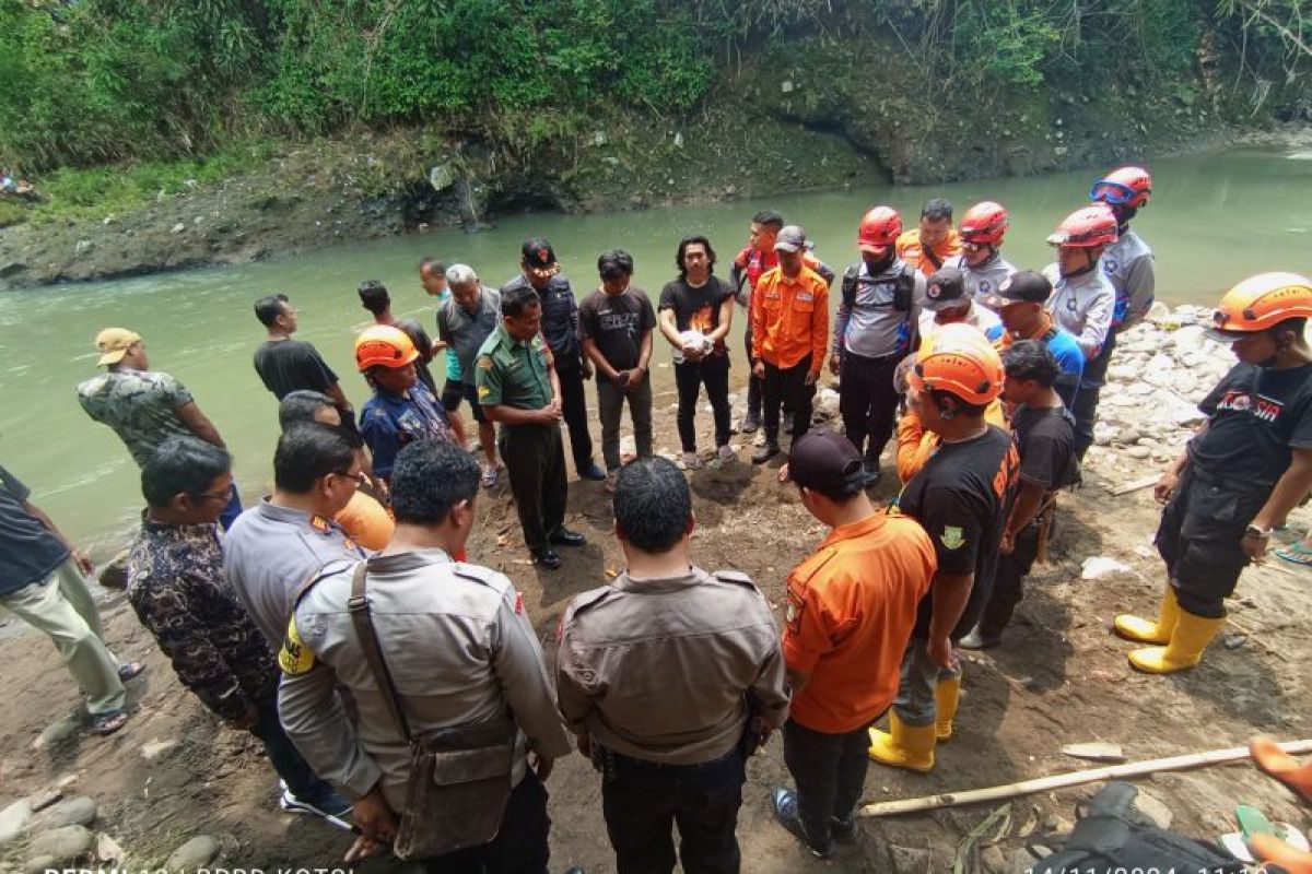 Tim SAR gabungan cari seorang pria lansia terbawa arus sungai Cipelang Sukabumi