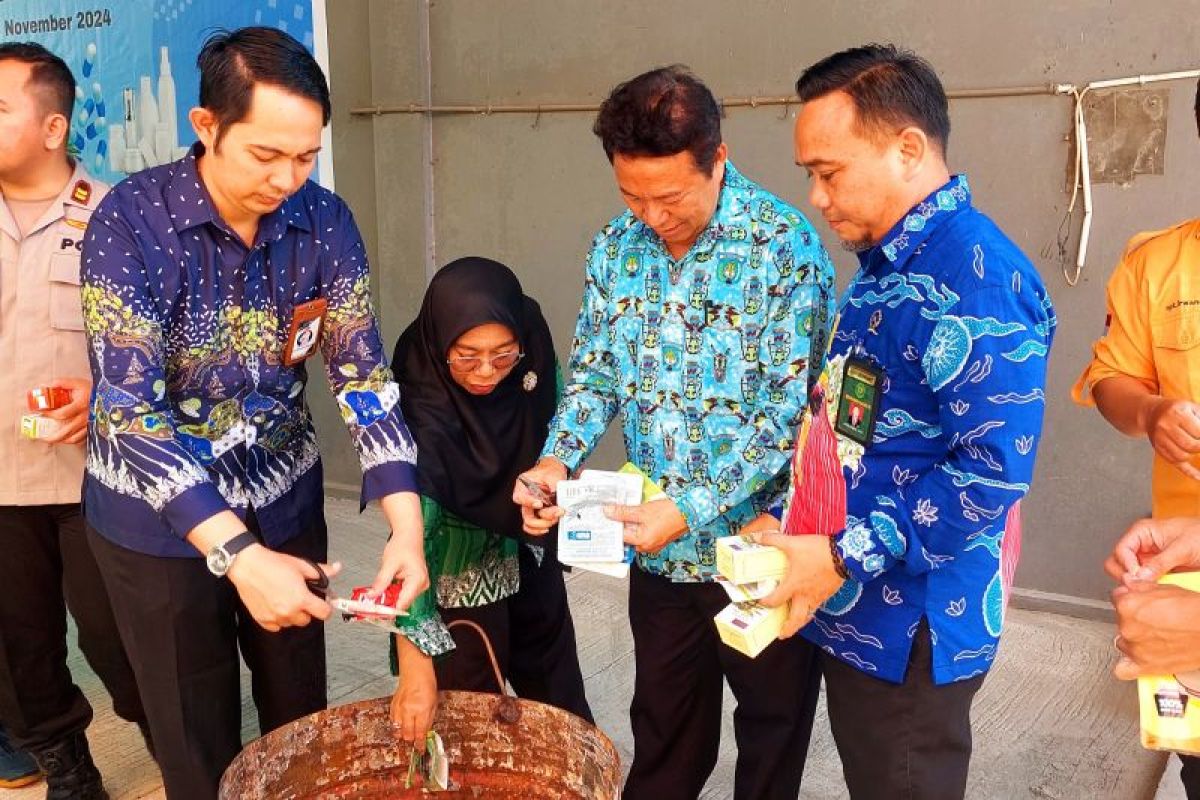 Loka POM kabupaten Sorong musnahkan ribuan obat dan makanan ilegal