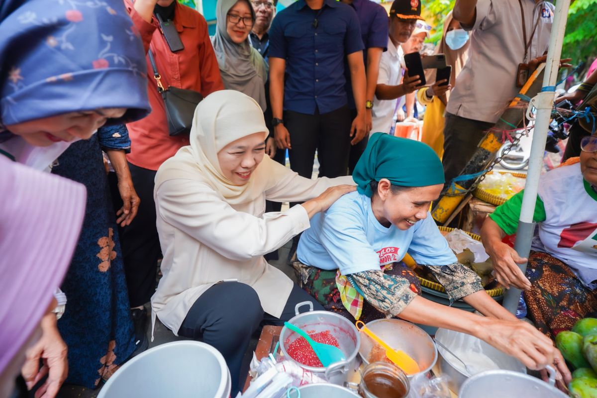 Khofifah pastikan stok bahan pokok aman di Pasar Baru Gresik