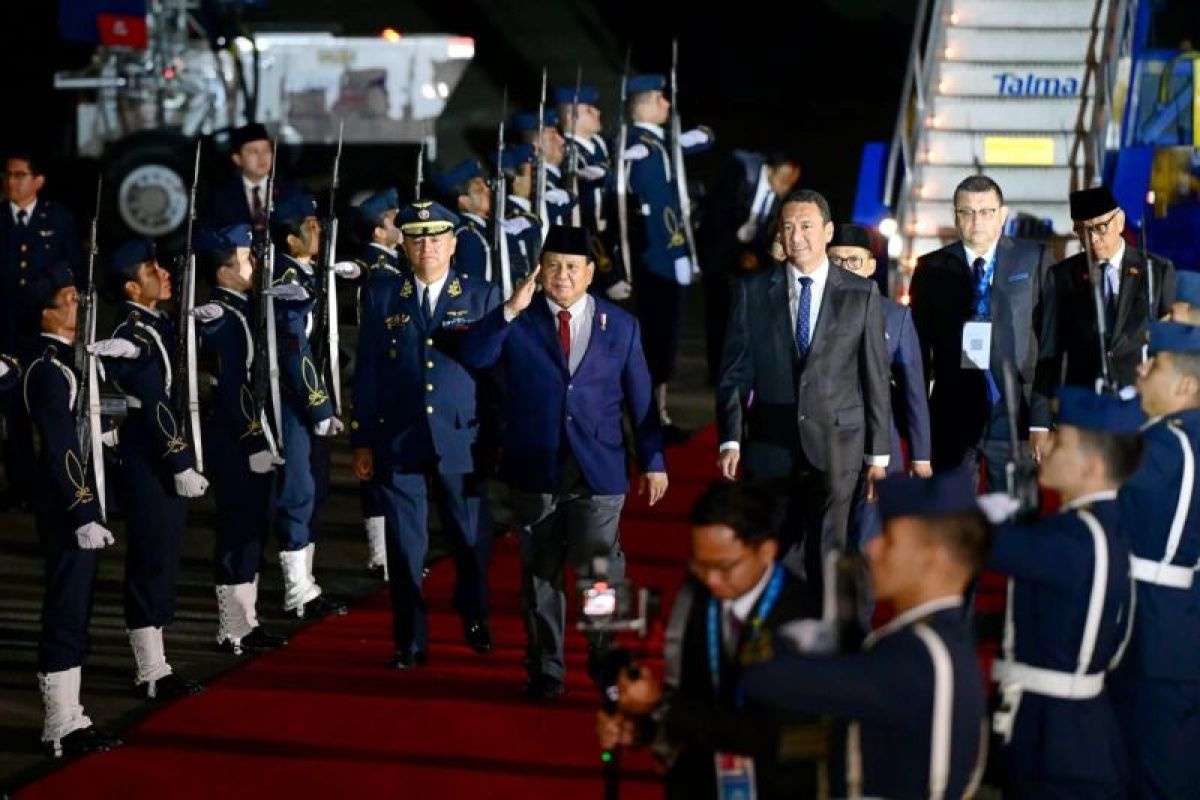 Presiden Indonesia Prabowo tiba di Peru untuk KTT APEC