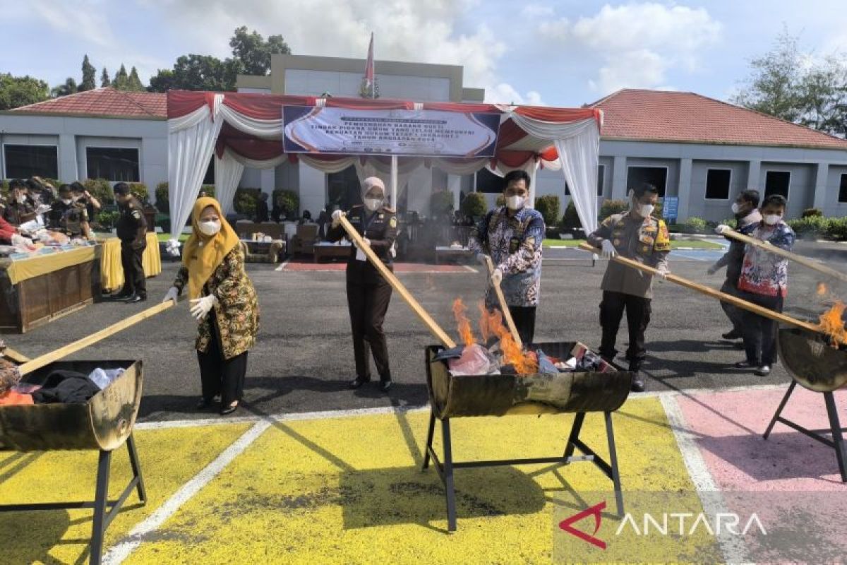 Kejari Kepahiang musnahkan narkotika hingga senjata dari 21 kasus