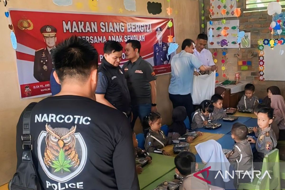 "Polisi Cilik" antusias makan siang  bergizi gratis bareng jajaran Polres OKU