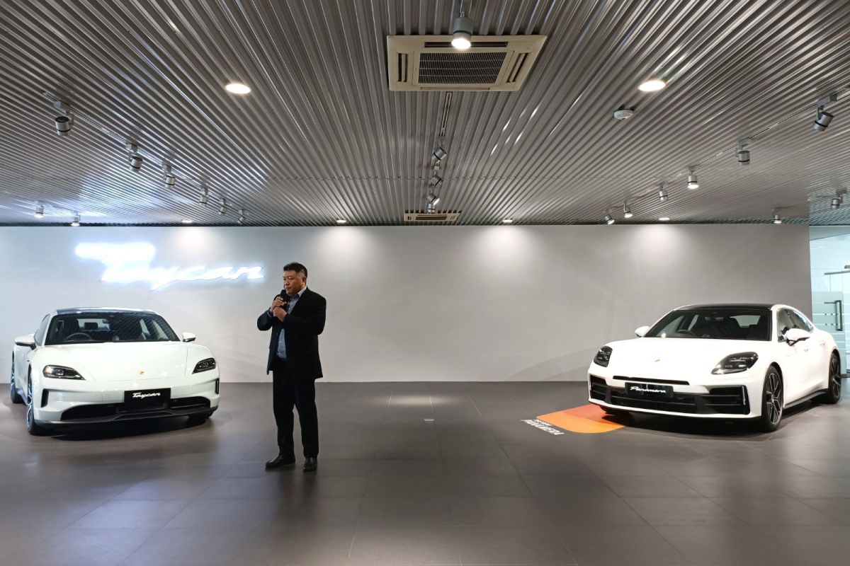 Porsche perkenalkan Taycan dan Panamera seri terbaru di Surabaya