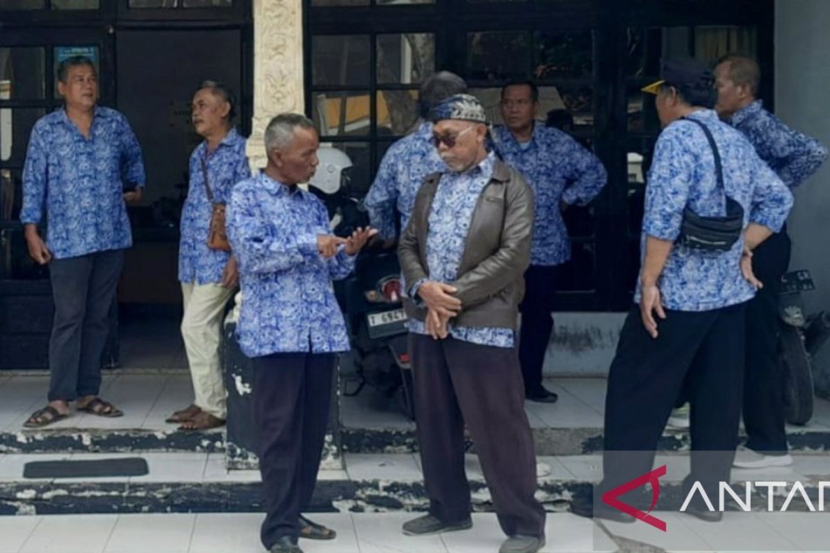 Pensiunan PNS Karawang kembali tagih pencairan uang 