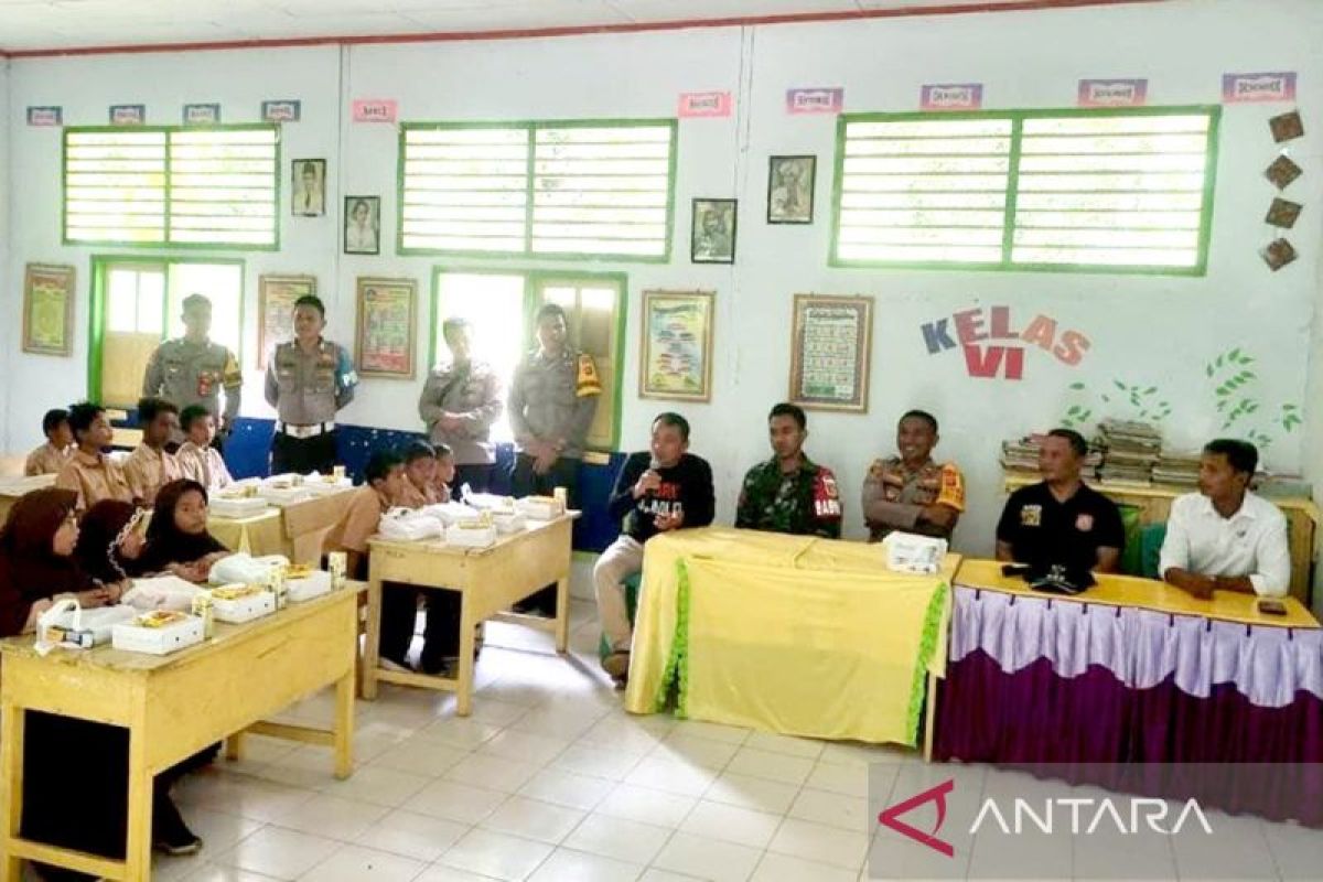 TNI-Polri bagikan makanan bergizi di SDN 10 Kabila Bone