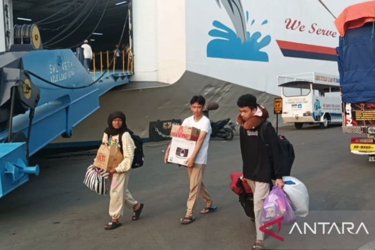 Penumpang terjebak penutupan bandara dari Flores tiba di Surabaya