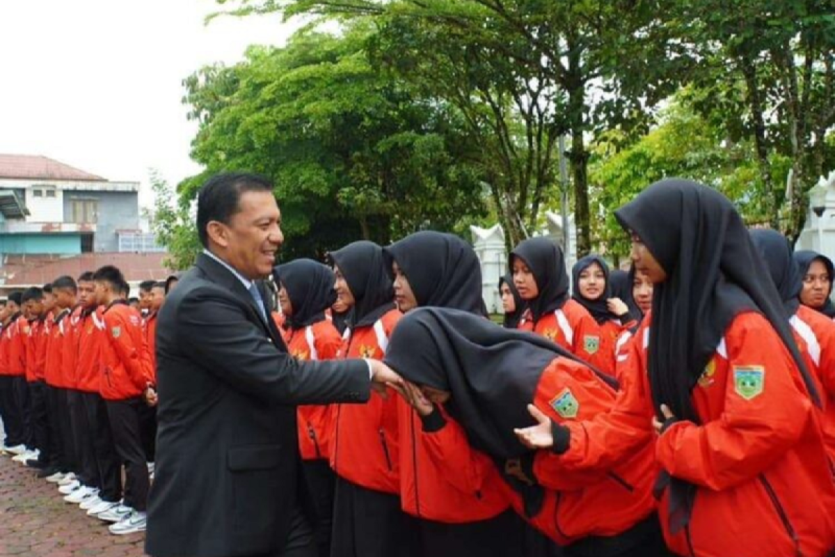 Pemkot Padang Panjang lepas keberangkatan rombongan paskibraka Studi Komparatif ke Jakarta