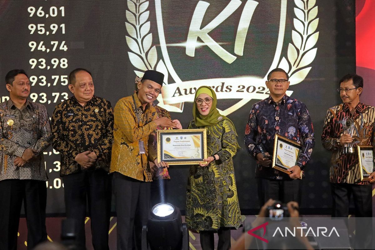 Pemkot Surabaya raih penghargaan badan publik informatif dalam KI Jatim Awards 2024