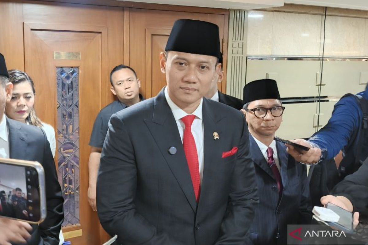 Menteri AHY harap harga tiket pesawat turun sebelum Desember