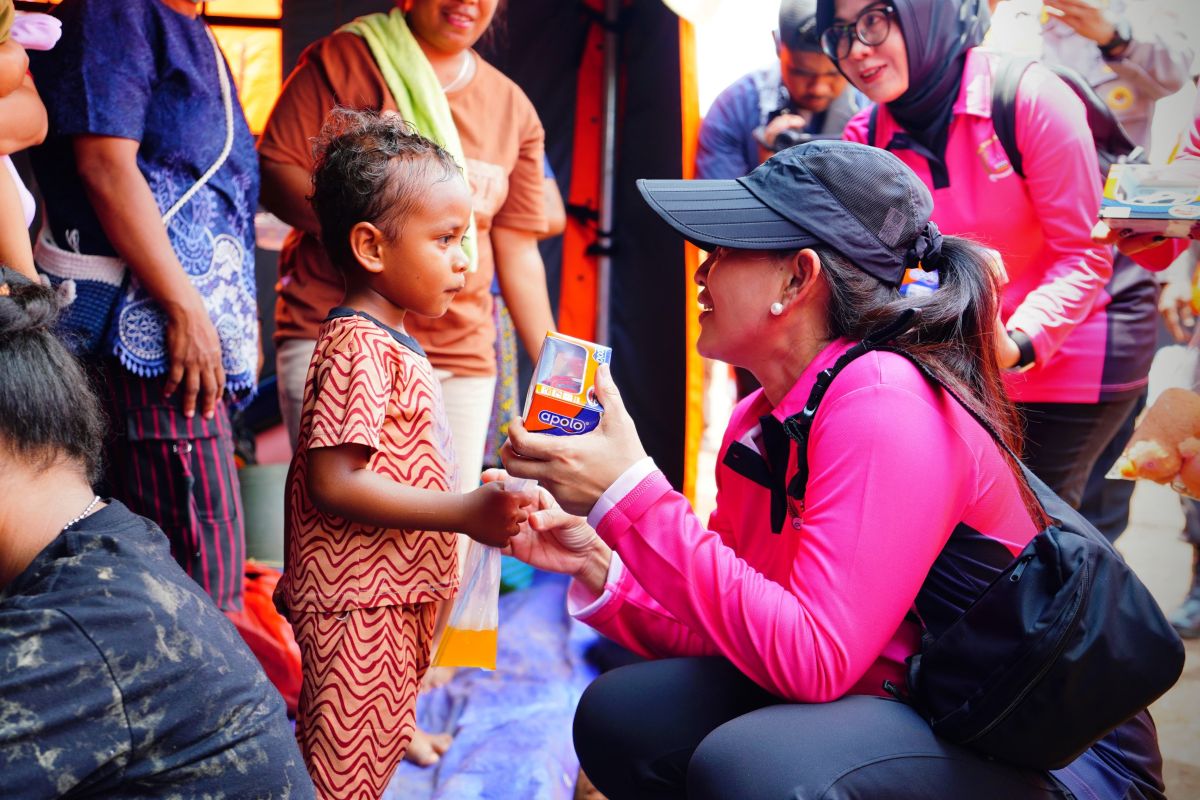 Ketum Bhayangkari salurkan bantuan untuk pengungsi erupsi Lewotobi