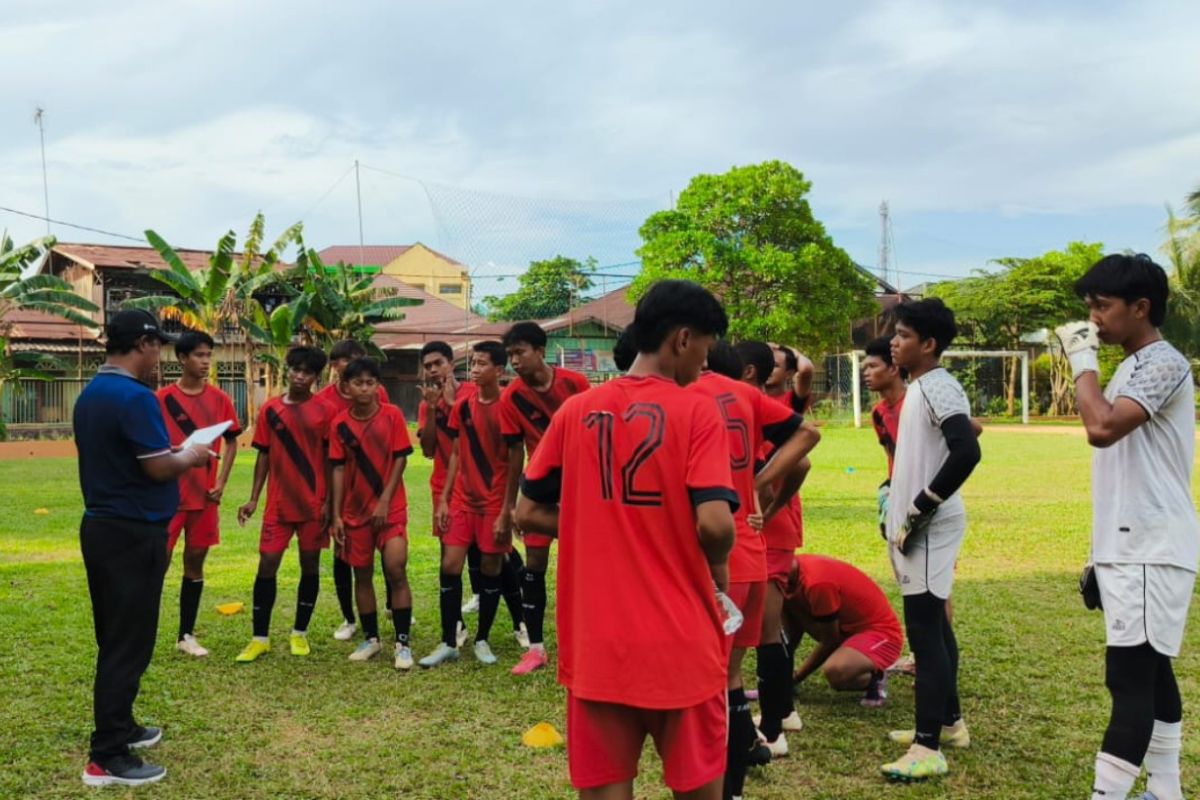 Dispora Kaltim awasi tim sepak bola yang siap berlaga di Kendari